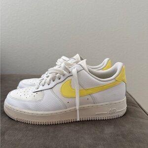 WOMENS Nike Air Force 1 Low '07
White Citron